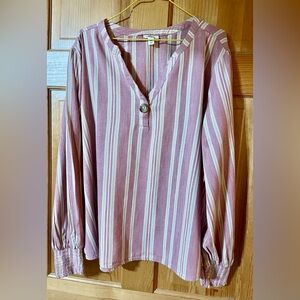 Woman’s Blouse with elastic cuffs.